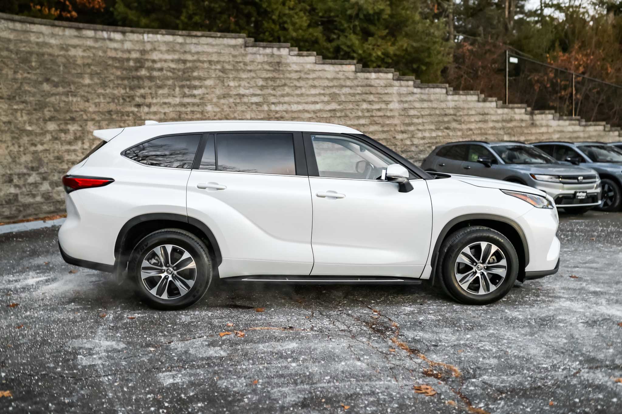 Certified 2023 Toyota Highlander XLE image 5
