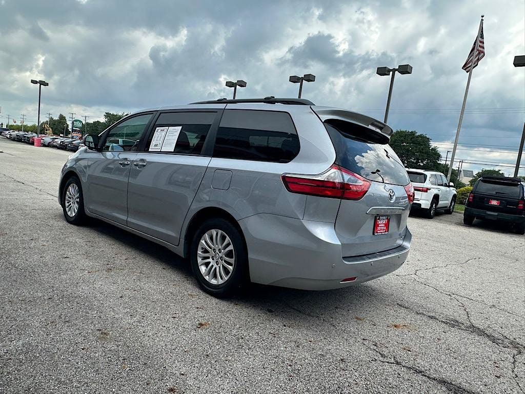 Used 2017 Toyota Sienna XLE Premium FWD image 3