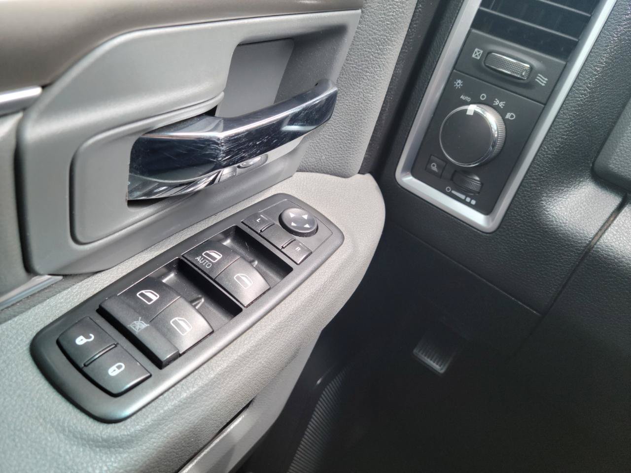 Used 2015 RAM 1500 Classic SLT RWD image 12