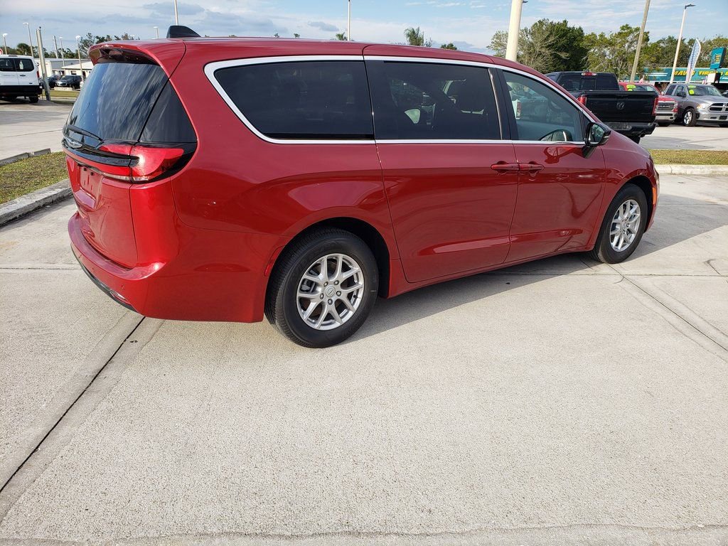 New 2026 Chrysler Pacifica Select image 4