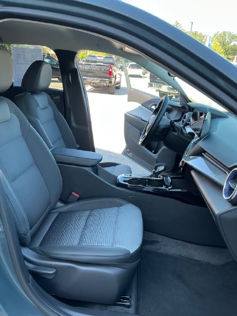 Used 2025 Chevrolet Trax LT w/ LT Convenience Package FWD image 11