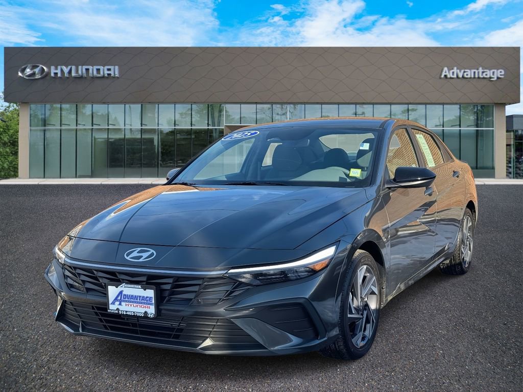 Certified 2025 Hyundai Elantra Sport image 4