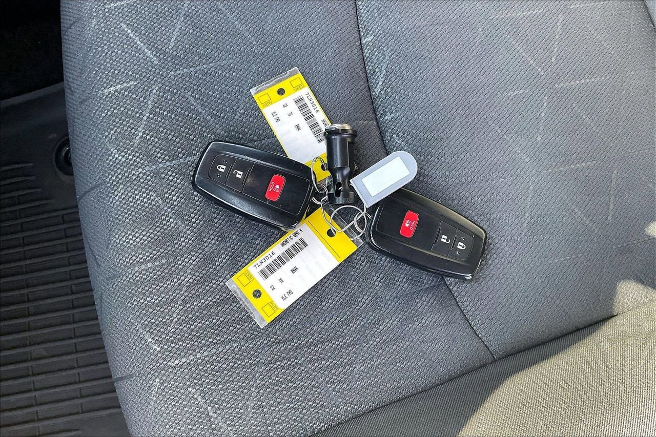Used 2022 Toyota RAV4 XLE image 32