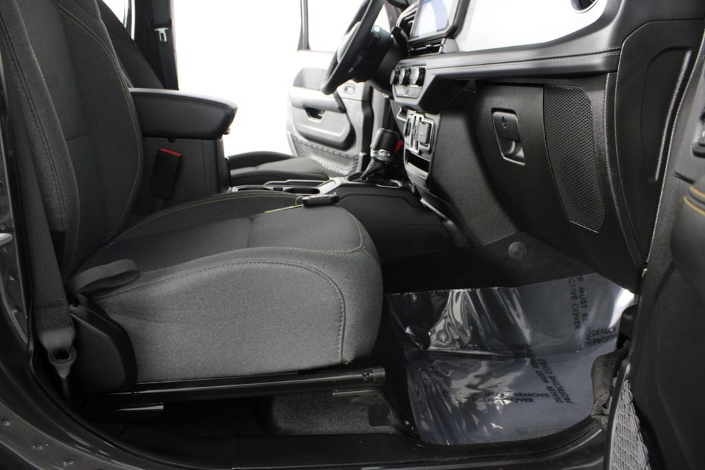 Used 2025 Jeep Wrangler Unlimited Sahara AWD/4WD image 19