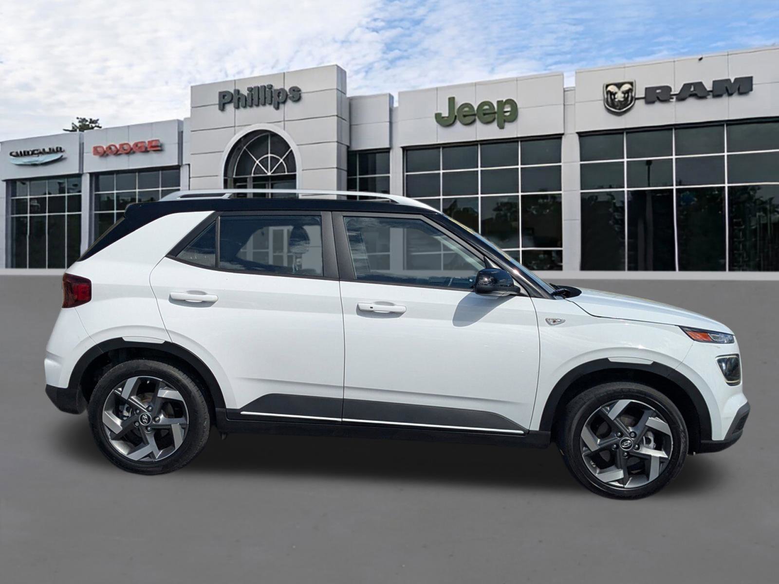 Used 2024 Hyundai Venue Limited image 2