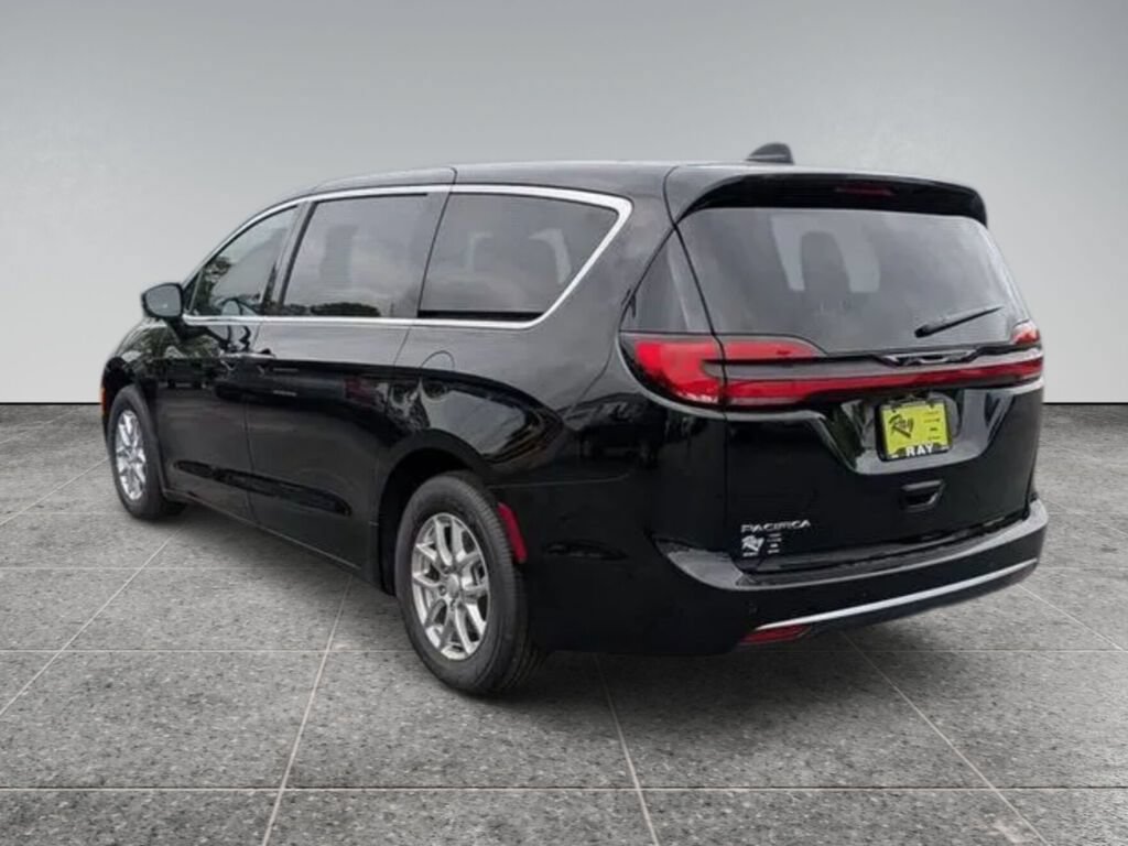 New 2027 Chrysler Pacifica Select FWD image 8