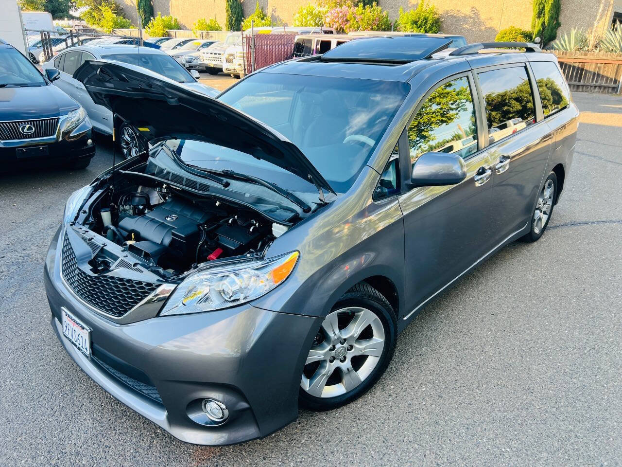 Used 2014 Toyota Sienna SE FWD image 9