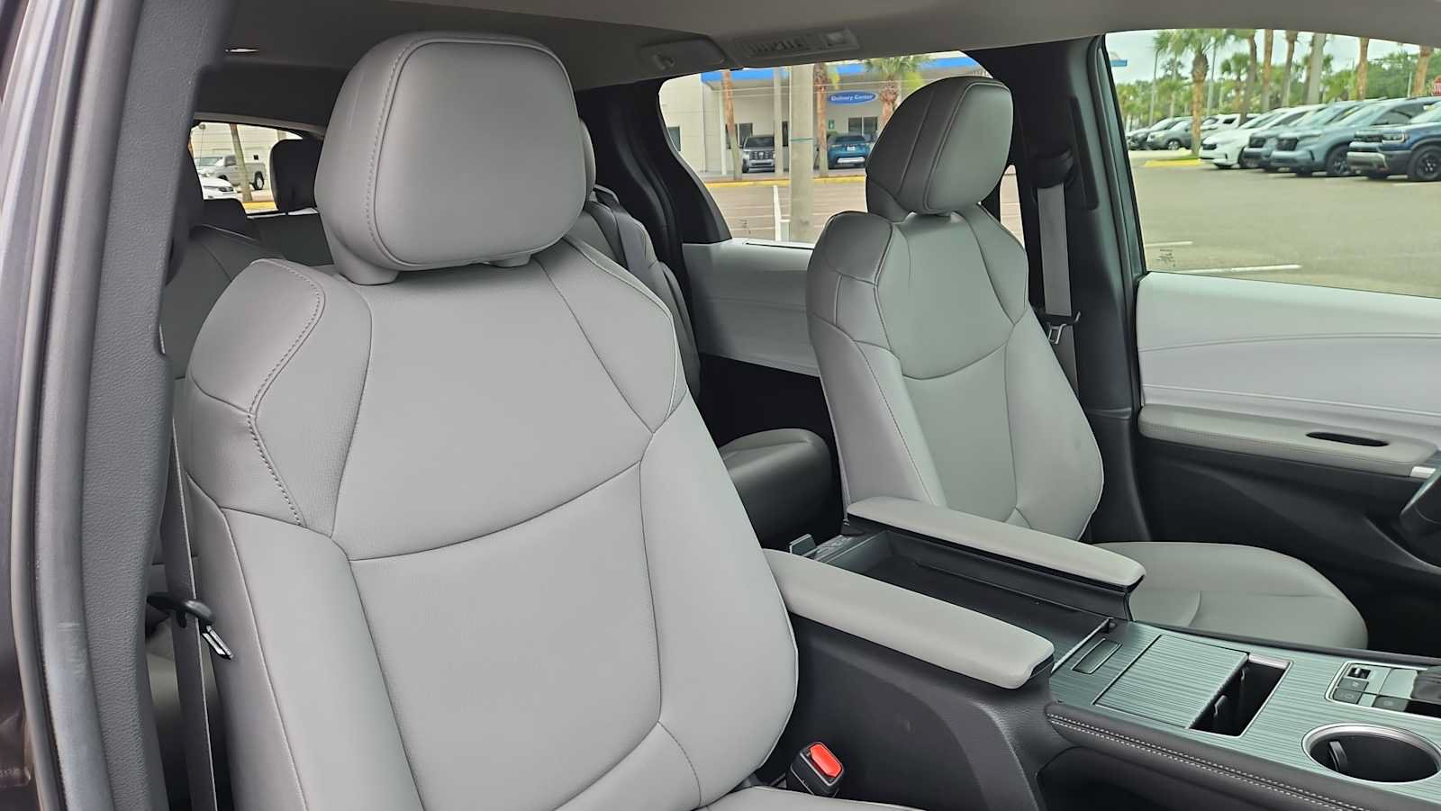 Used 2025 Toyota Sienna XLE w/ XLE Plus Package FWD image 27