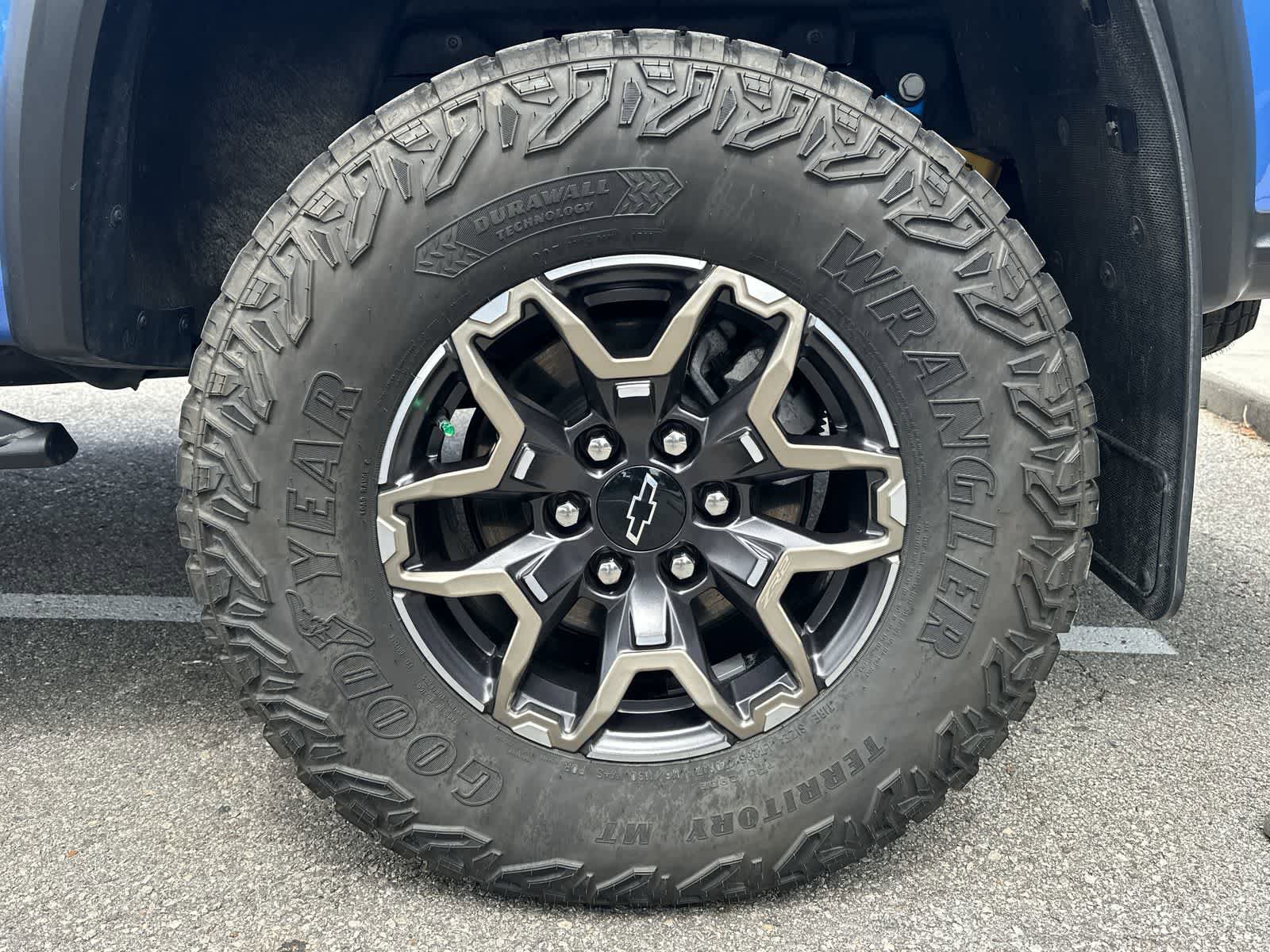 Used 2025 Chevrolet Colorado ZR2 w/ Technology Package AWD/4WD image 9