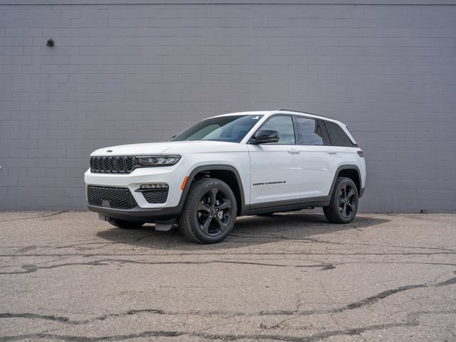 Used 2024 Jeep Grand Cherokee Limited w/ Black Appearance Package AWD/4WD image 1