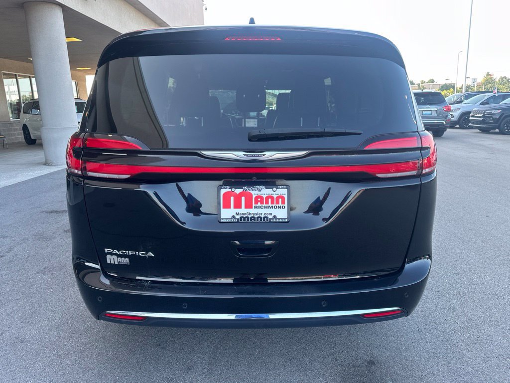 Used 2024 Chrysler Pacifica Touring-L FWD image 6