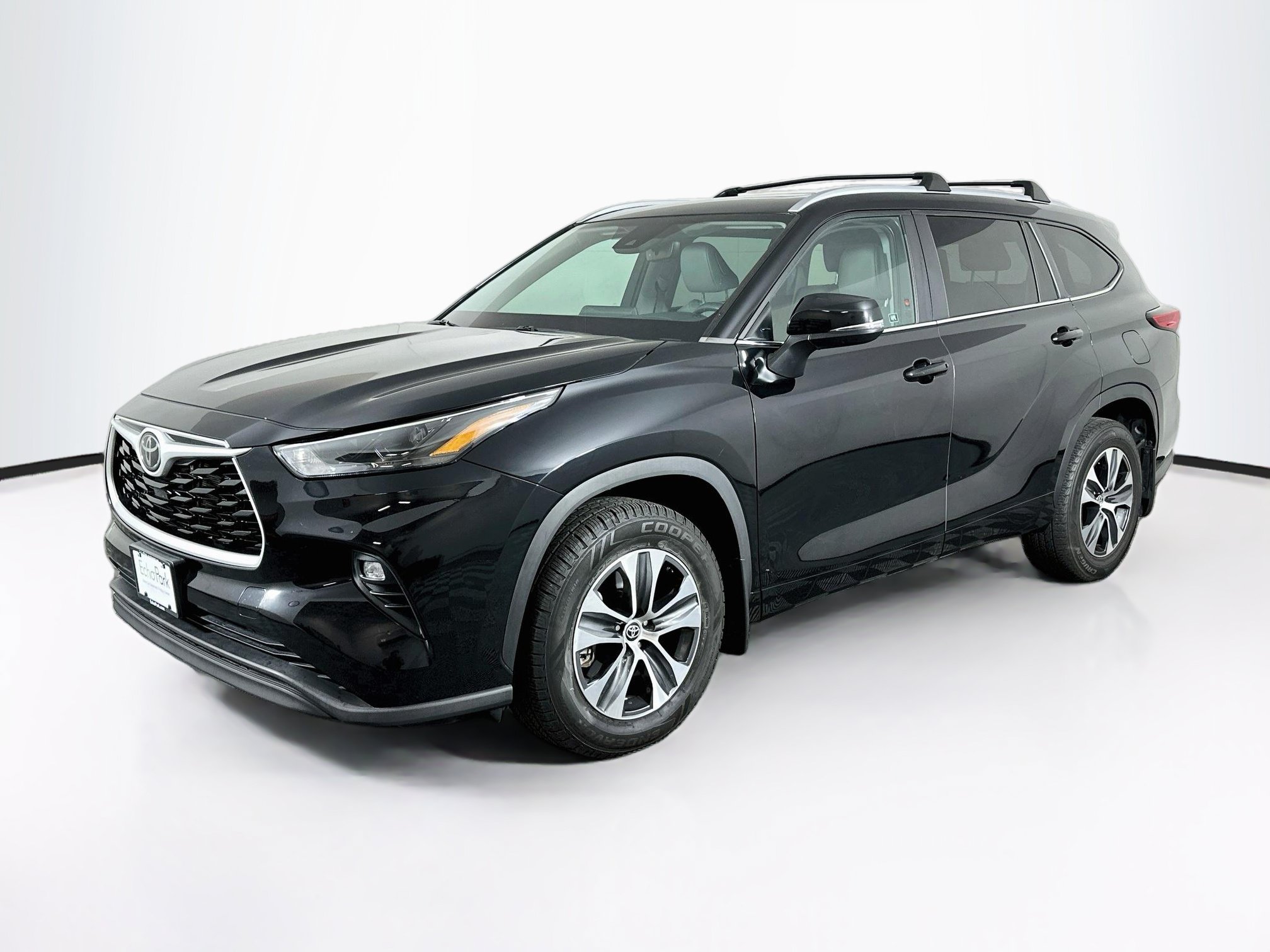 Used 2023 Toyota Highlander XLE FWD image 3