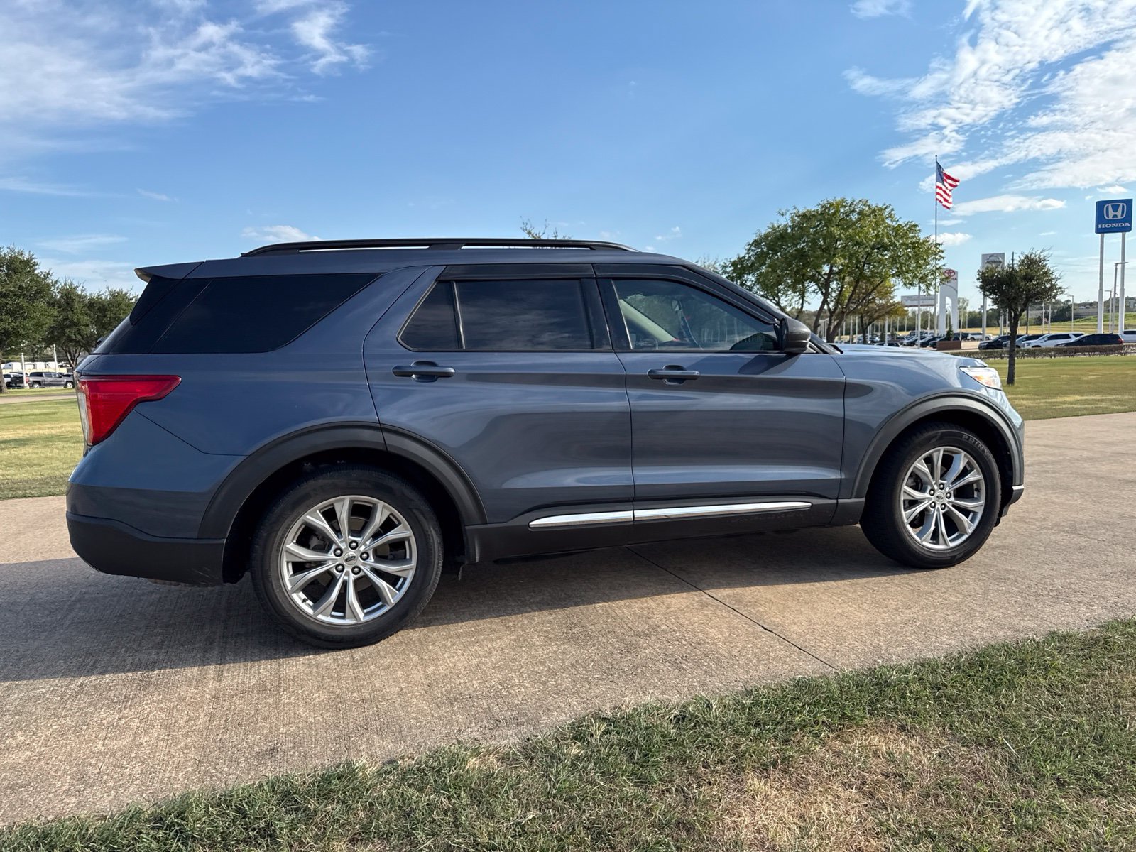Used 2021 Ford Explorer XLT w/ Equipment Group 202A RWD image 9