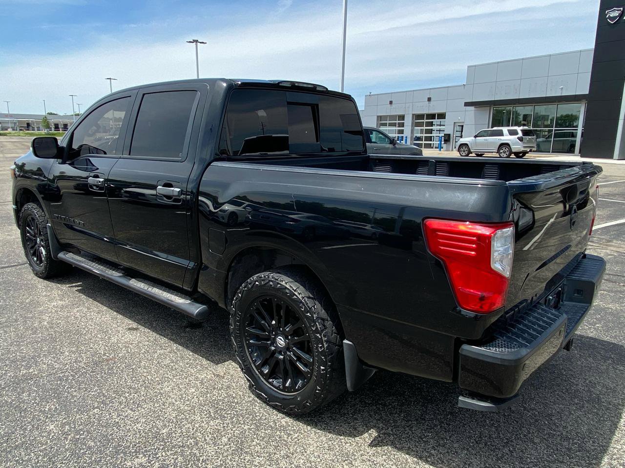 Used 2019 Nissan Titan SV w/ SV Convenience Package RWD image 3