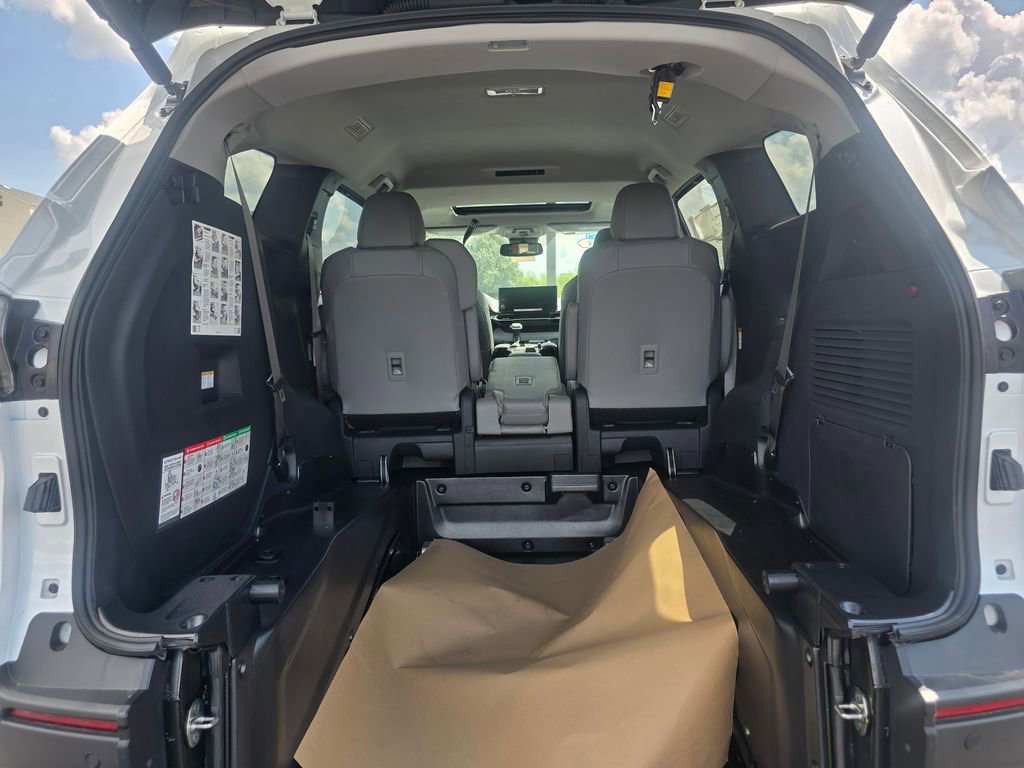 Used 2025 Toyota Sienna XLE image 21