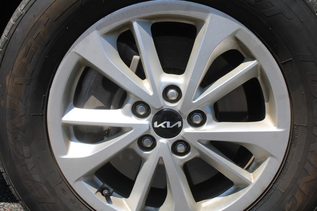 Certified 2024 Kia Carnival LX FWD image 23