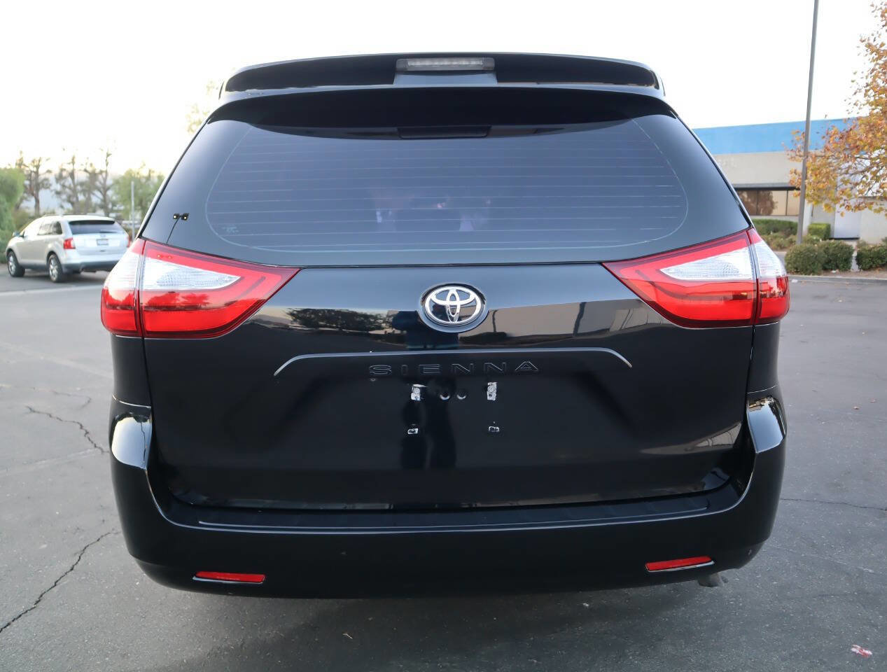 Used 2015 Toyota Sienna L image 19