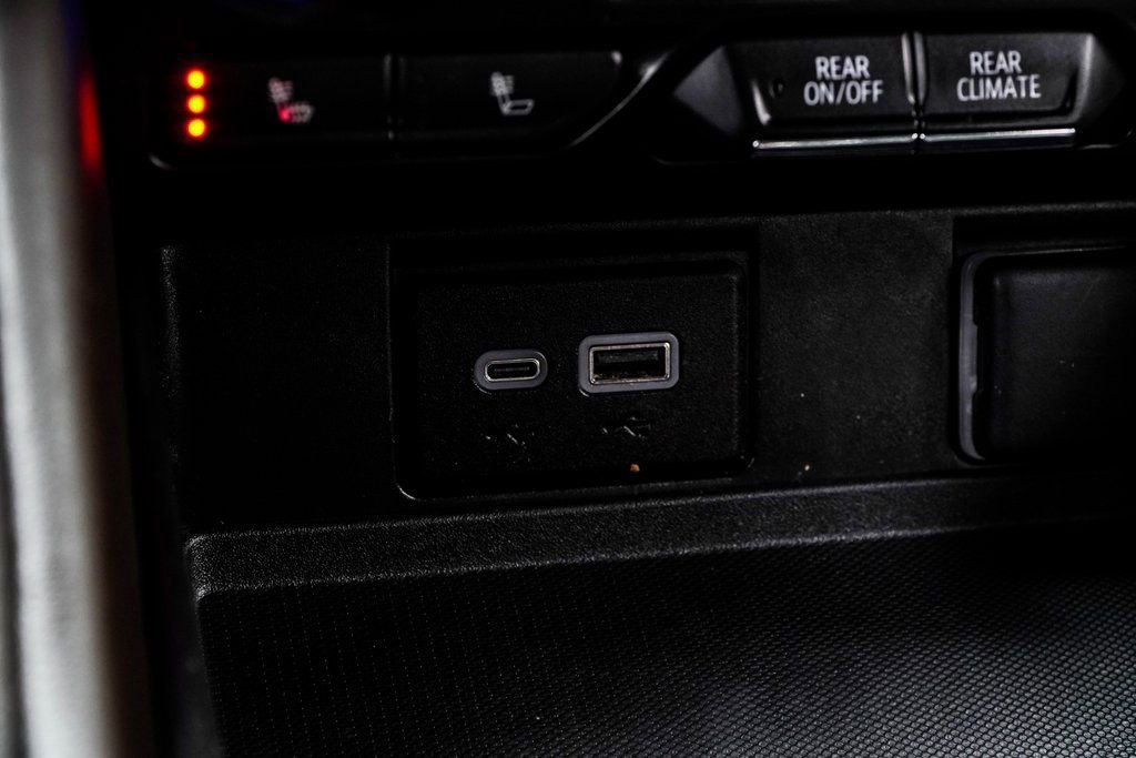 Used 2024 Chevrolet Suburban LT RWD image 23