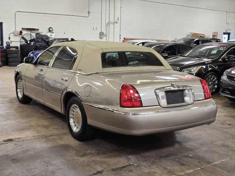 Used 2001 Lincoln Town Car Executive RWD image 18