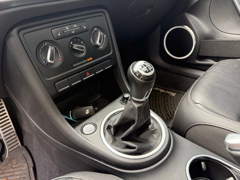 Used 2013 Volkswagen Beetle R-Line FWD image 19