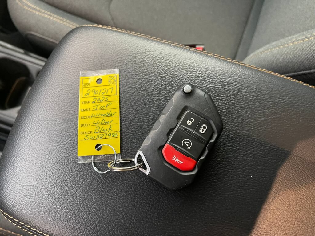 Used 2025 Jeep Wrangler Unlimited Sahara AWD/4WD image 4
