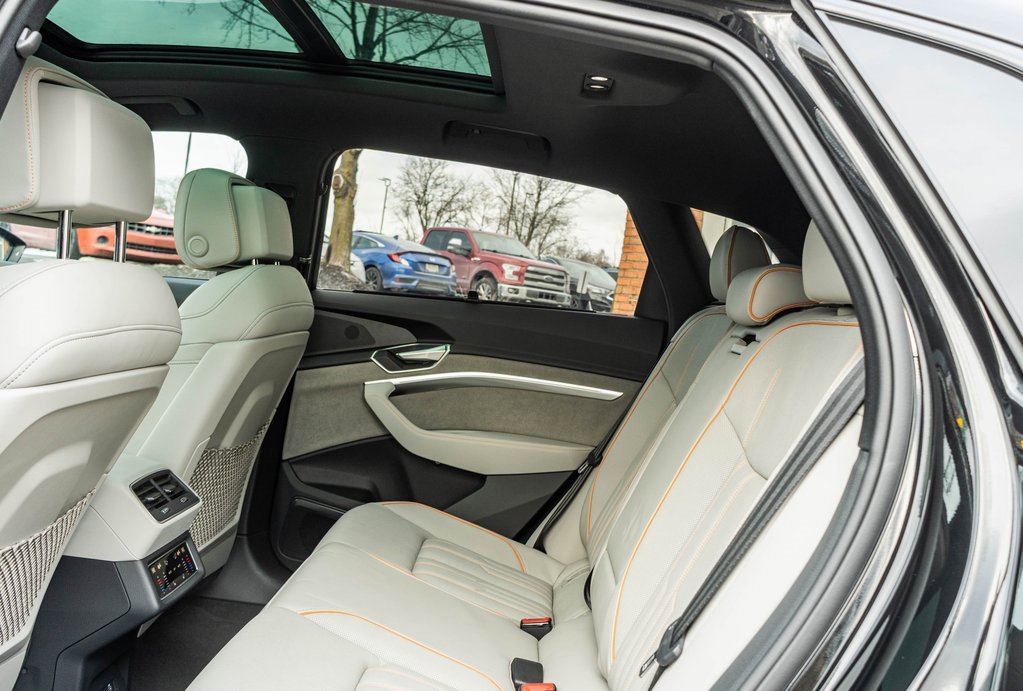 Used 2024 Audi Q8 e-tron Prestige image 31