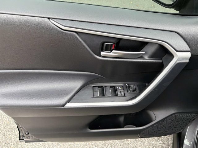 Used 2025 Toyota RAV4 XLE AWD/4WD image 7