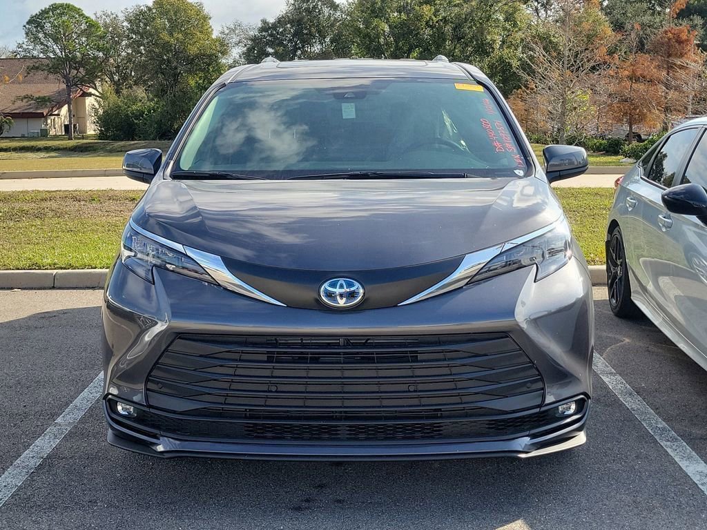 Used 2025 Toyota Sienna XLE image 2