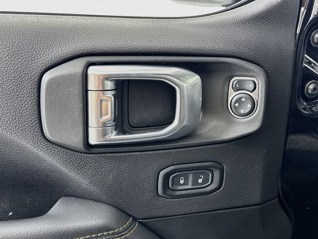Used 2023 Jeep Wrangler Unlimited Sahara AWD/4WD image 17