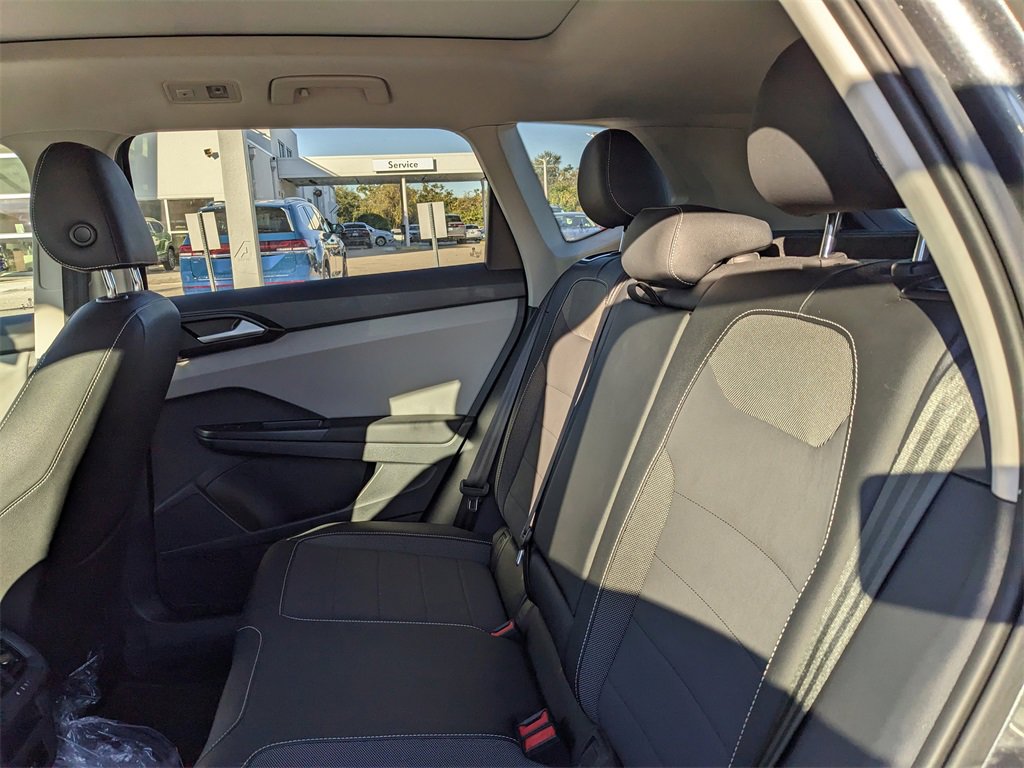 Used 2023 Volkswagen Taos SE w/ Panoramic Sunroof Package image 8