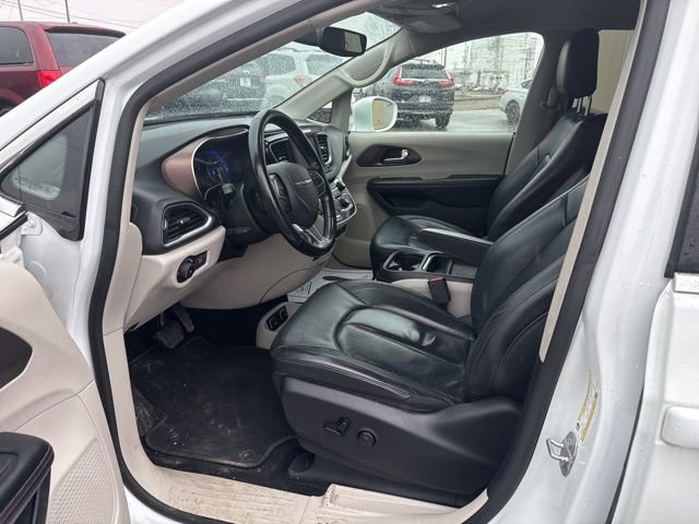 Used 2019 Chrysler Pacifica Touring-L image 9