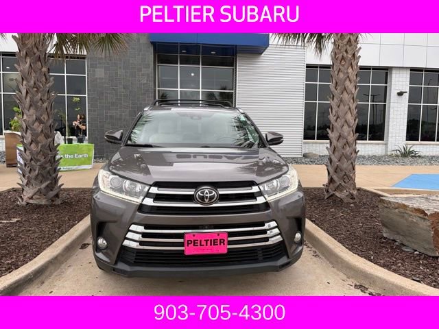 Used 2017 Toyota Highlander Limited Platinum FWD image 2