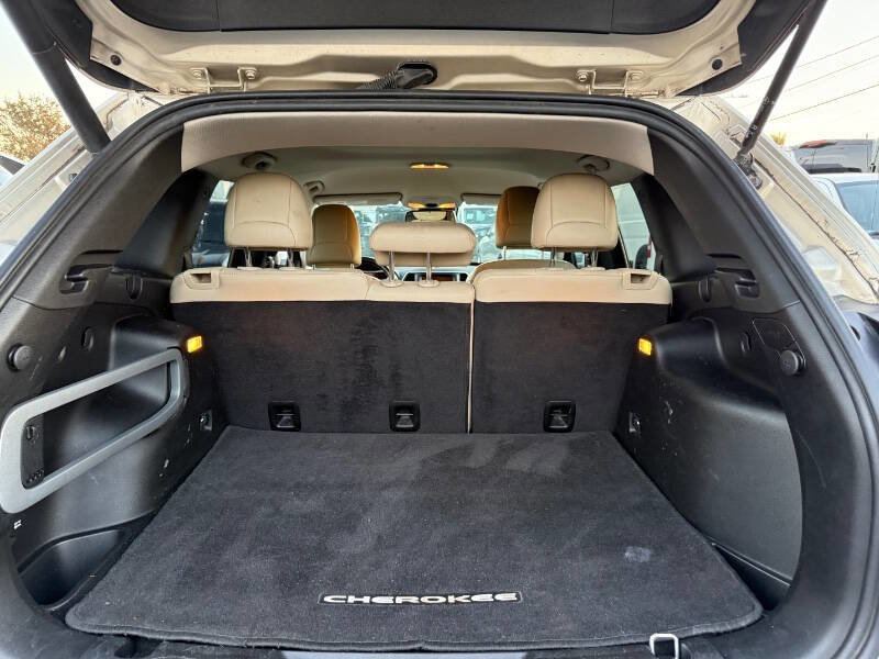 Used 2015 Jeep Cherokee Limited w/ Luxury Group image 13