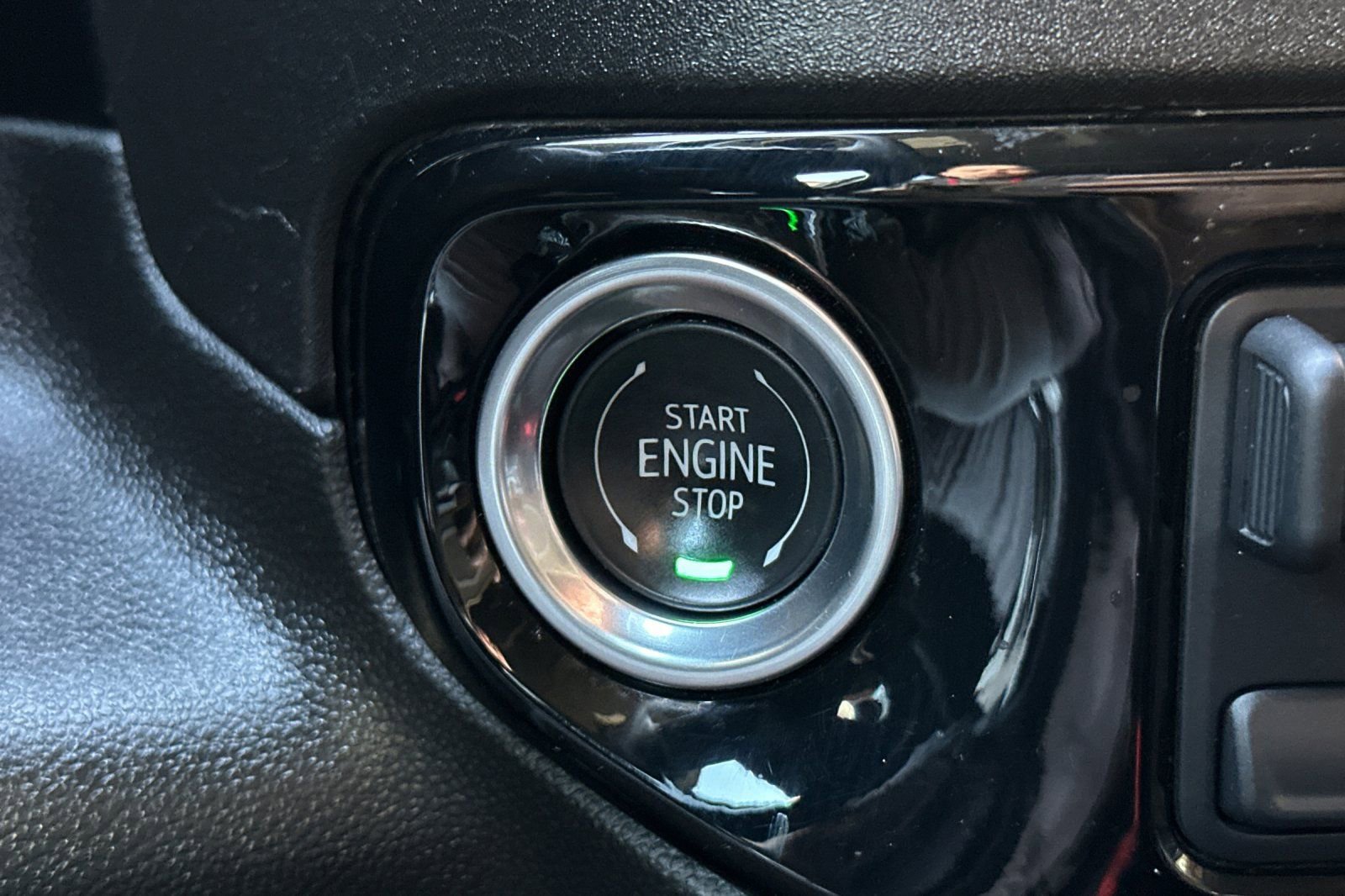 Certified 2025 GMC Sierra 1500 SLT image 28