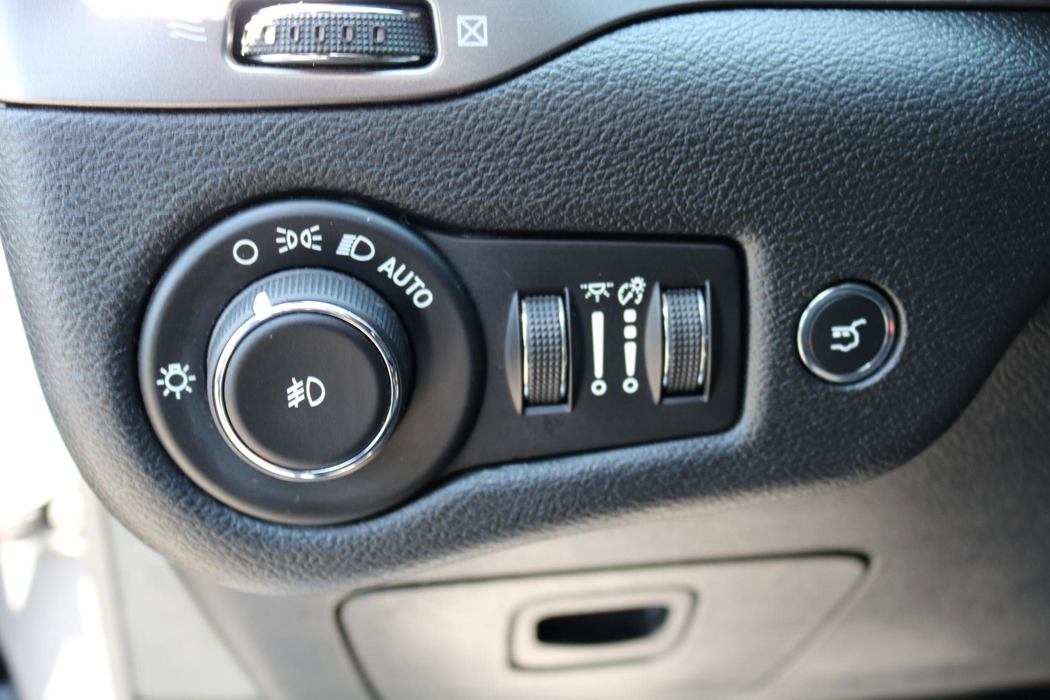 Used 2020 Jeep Cherokee Limited image 19