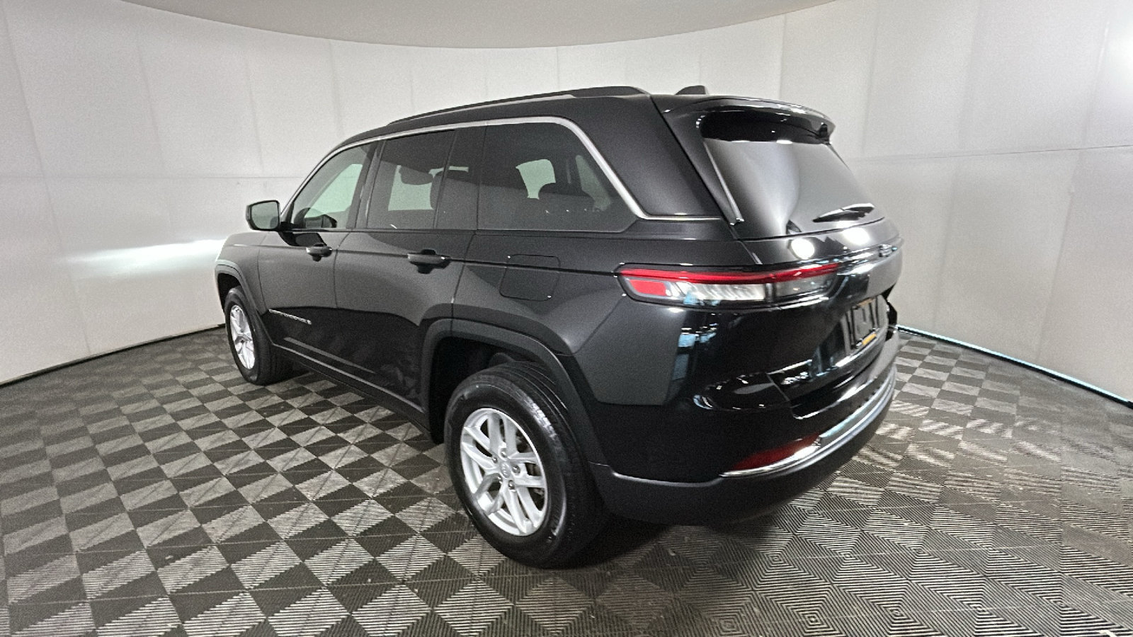 Used 2024 Jeep Grand Cherokee Laredo X AWD/4WD image 5