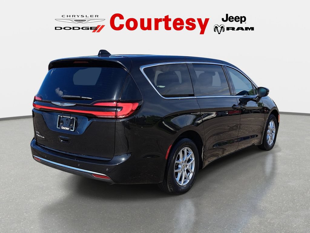 Used 2023 Chrysler Pacifica Touring FWD image 4