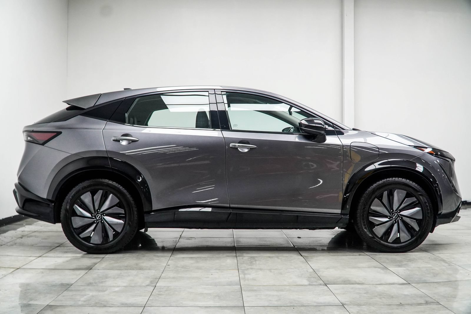 Used 2023 Nissan Ariya AWD image 8
