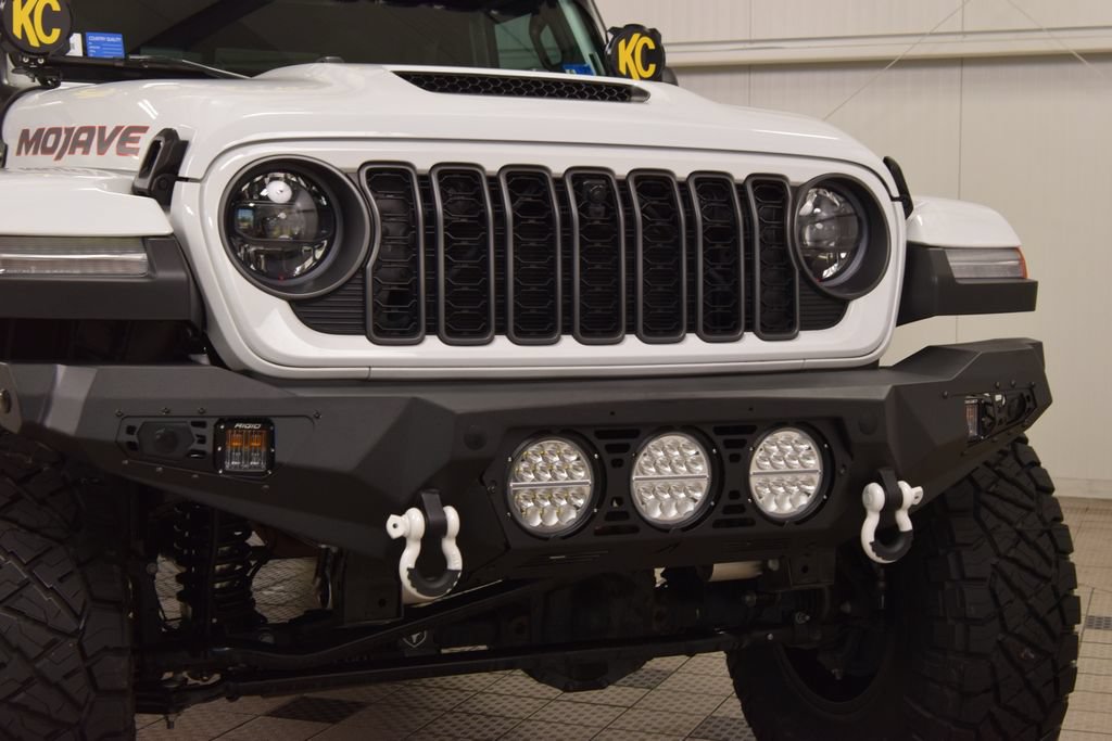 Used 2025 Jeep Gladiator Mojave AWD/4WD image 13