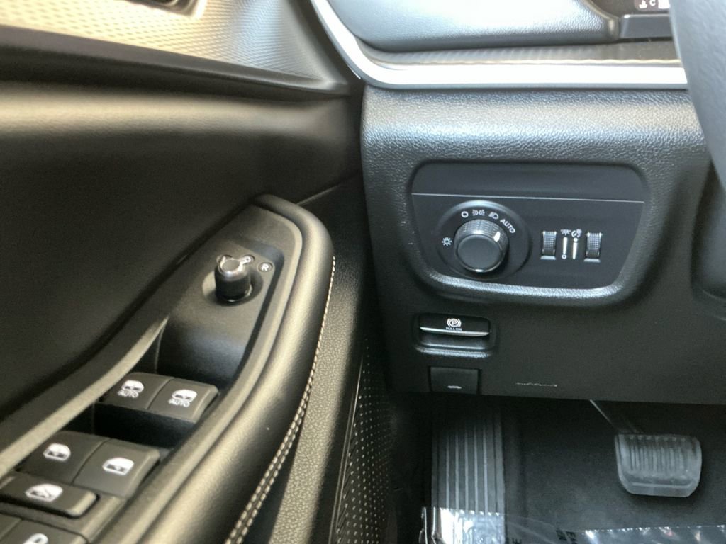 Used 2023 Jeep Grand Cherokee Altitude image 17