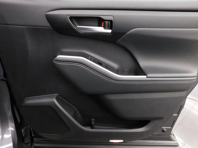 Used 2025 Toyota Highlander XLE image 34