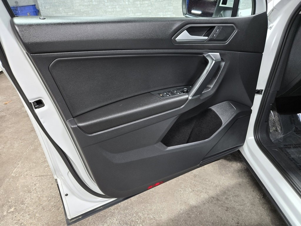 Used 2020 Volkswagen Tiguan SE w/ Panoramic Sunroof Package image 7