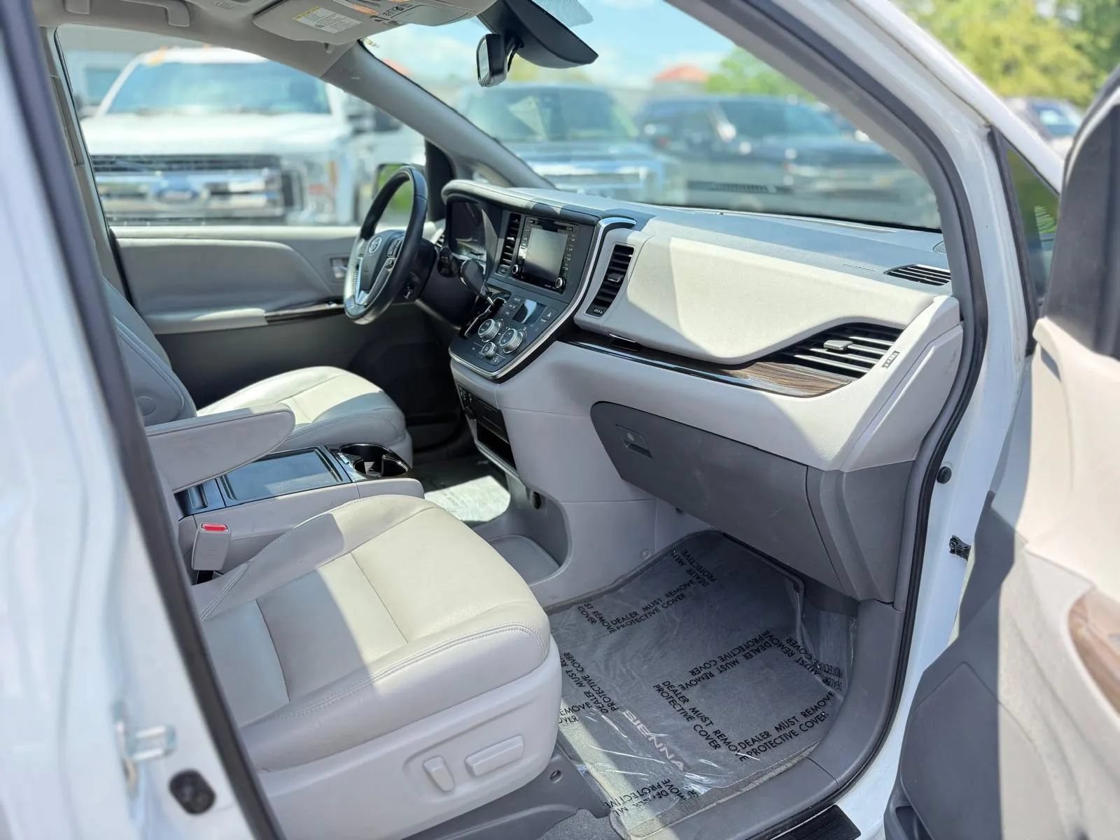 Used 2019 Toyota Sienna XLE w/ XLE Navigation Package FWD image 27