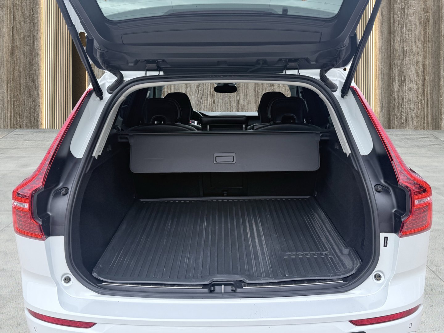 Used 2023 Volvo XC60 B5 Core image 13