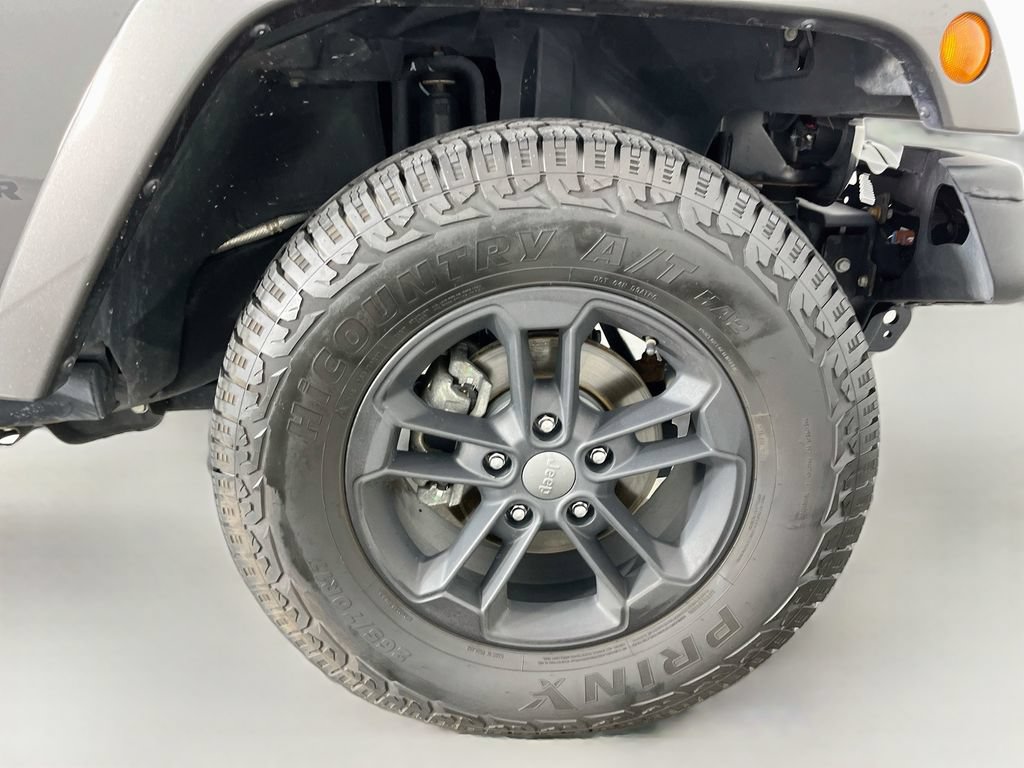 Used 2017 Jeep Wrangler Unlimited Sahara AWD/4WD image 36