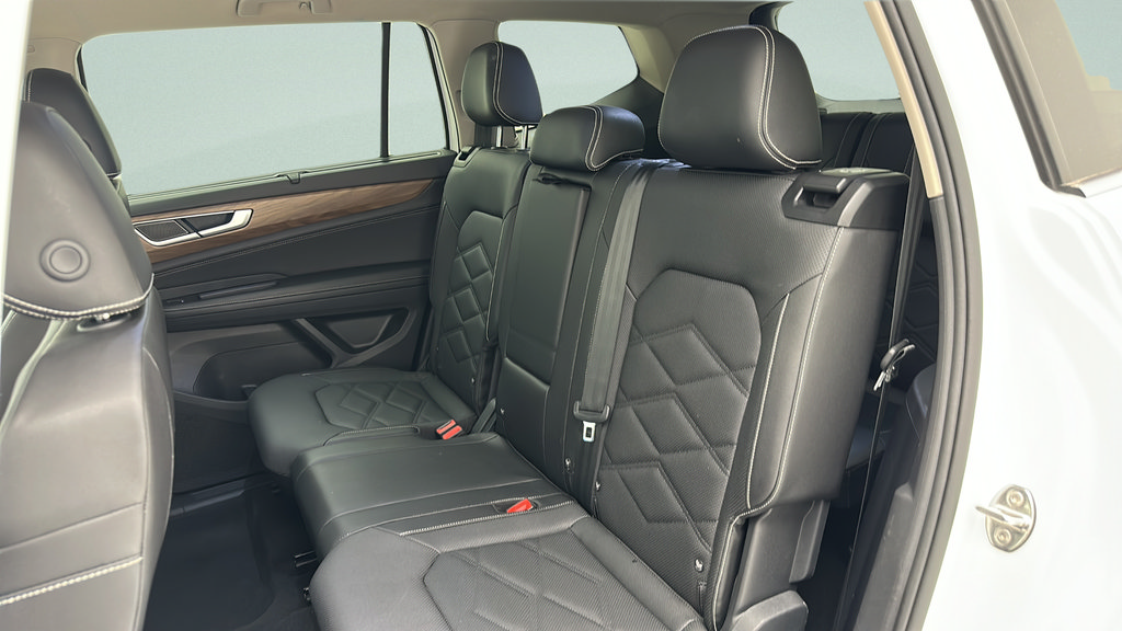 Used 2025 Volkswagen Atlas SE AWD/4WD image 11