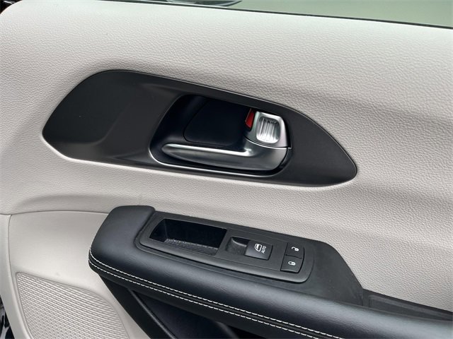 Used 2024 Chrysler Pacifica Touring-L image 36