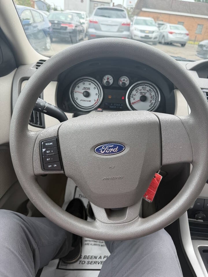 Used 2010 Ford Focus SE FWD image 12