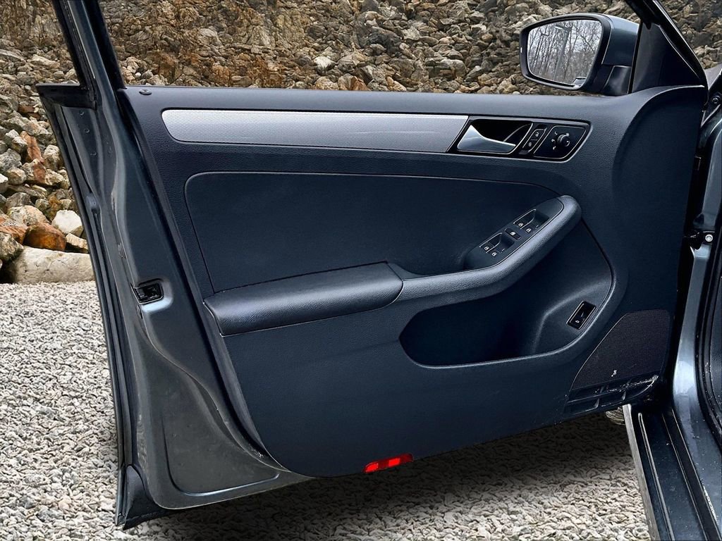 Used 2017 Volkswagen Jetta SE image 21