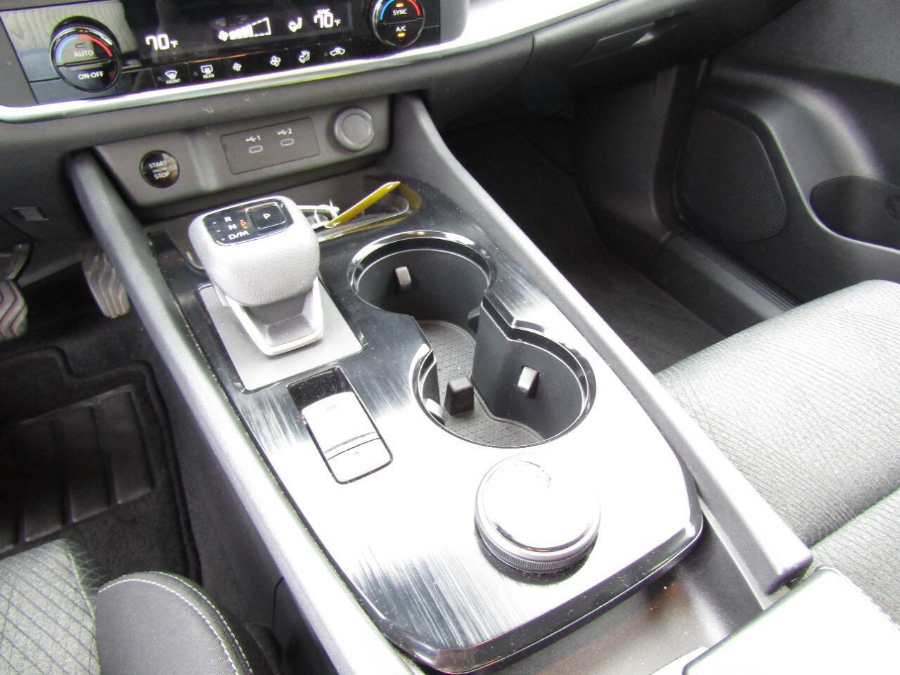 Used 2025 Nissan Rogue SV image 17